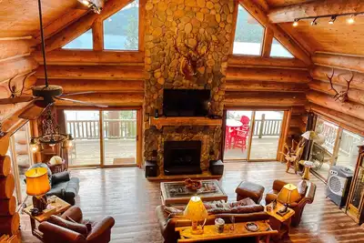 Image de Beautiful Log Cabin w/ Beachfront & Stunning Lake Views in Coeur d'Alene Idaho.