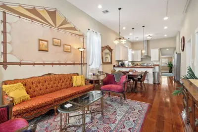 Image de Charming Victorian House w Heated Pool 4br|2ba