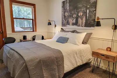 Image de Aspen - queen bedroom w\/deck at The Inn At Mazama