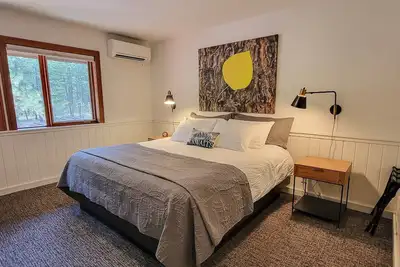 Image de Fir - king bedroom with couch at The Inn At Mazama