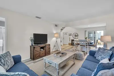Image de Beachfront home with private access to Siesta Key beach and walk to town!