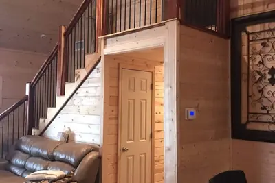 Image de 7 Bed 2 Bath walk to the lake