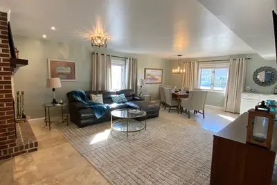 Image de Family-Friendly 3br/2ba - 1. 5 Blocks to Beach, Near Courts, Dining & More!