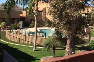 Image de Comfy, cozy 1 Bdr/1br Condo- community outdoor heated pool, hot tub and gym.