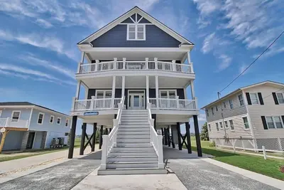 Image de 2nd Row 9 Br Beach House in Garden City with Private Pool! AbundantSEA