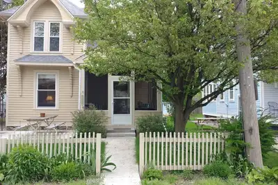 Image de Rare Find! Guest House in downtown Village of Put-in-Bay!