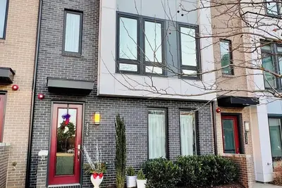 Image de Four-level modern townhome with two grand pianos.