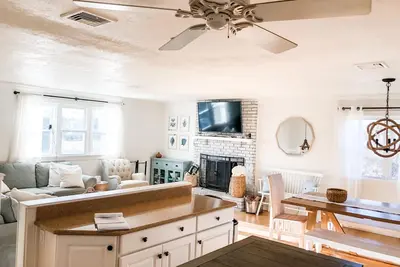 Image de Beautifully Updated, Pet Friendly, Family Beach House in Snug Harbor!