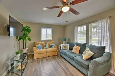 Image de Luxe 'Cozy Crab Shack' w\/ Porch in Indian Beach!