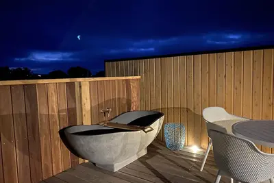 Image de Beautiful new village apartment with roof deck- stone bath, 360 views & more