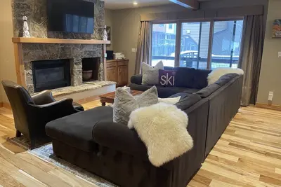 Image de Labor Day Open! Walk to Mtn/Near Town Bus-Spacious Th w/4 en Suites + Pool-2 Car Garage-W/D in Unit
