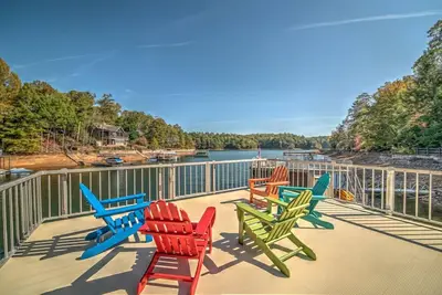 Image de Heaven on the Lake - Lakefront | Hot Tub | Fire Pit | Game Room