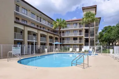 Image de Close to Parks! Comfy Unit with Free Breakfast and Parking! Onsite Pool!