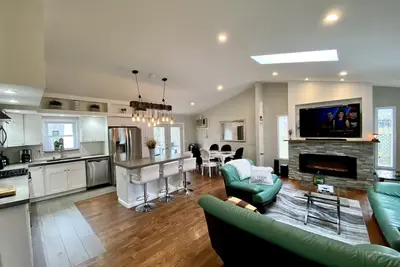Image de House by a Stream 6br\/4ba w\/ a Sauna & Hot Tub