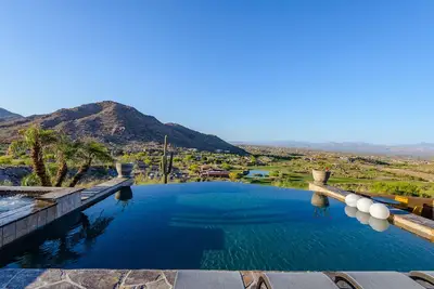 Image de Luxurious Entertaining Paradise, Infinity Edge Pool/Hot-Tub, Endless Views!