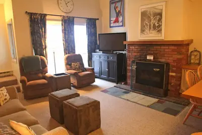 Image de Whiffletree B8 Great 3 bedroom upper condo. Close to everything - shuttle bus to the mountain and ski back. The tubing park is really close by too. Outdoor summer pool
