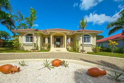 Image de Guest-friendly central villa 3bd/3bth, pool/basket/tennis/soccer/cable Tv/WiFi