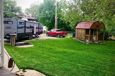 Image de Camp in town or at a nearby campsite! 2020 Salem 33 ft Camper