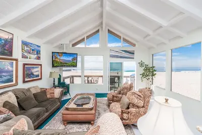 Image de Oceanfront Family Vacation Home | Affordable Beachfront Living! | Super Central - No Car Needed