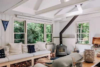 Image de Stylish East Hampton Surf Cabin with Hot Tub & Office