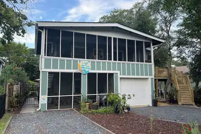 Image de Cozy, lower unit located in timeless Yaupon and only 800 feet from the beach!
