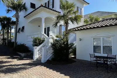 Image de Mermaid Manor - views and only steps to the walkover to the white sandy beach!