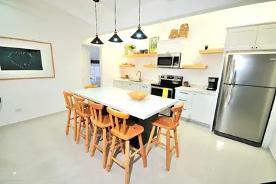 Image de Modern Family-Friendly Villa 1 block to the Beach