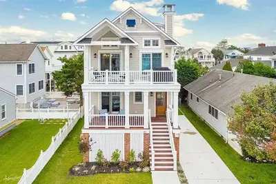 Image de Beautiful new home, professionally decorated with pool close to town and beach