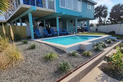 Image de New pool! Waterfront, game/arcade room! Great family house!