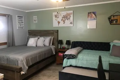 Image de Home Away From Home, Newly Renovated Apartment