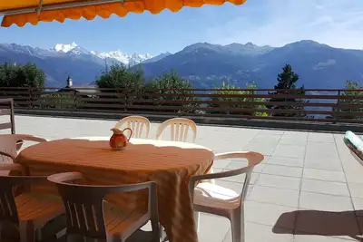 Image de Sunny 2 bedroom apartment with large terrace, stunning views & indoor pool