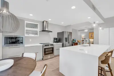 Image de Beautiful Corner Unit in Woods Edge W/ Brand New Kitchen, Community Pool -Close