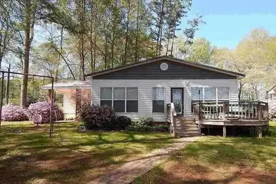 Image de Lakefront home- 3 slip boathouse-Large yard