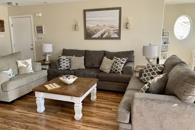 Image de Location can't be beat! Super clean and updated top floor end unit with balcony.