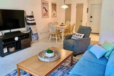 Image de Great Location-Views-Relax-Hot Tub-Walk Or Bus To Lifts-Sleep 5- 2br/2Bath Condo
