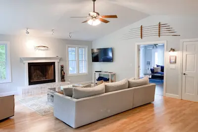 Image de Well-kept home with private outdoor pool, free WiFi, and pool table