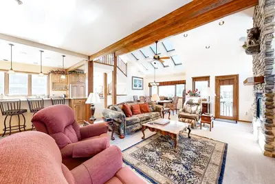 Image de Dreamy retreat near Town & lake with large deck & gourmet kitchen - dog-friendly