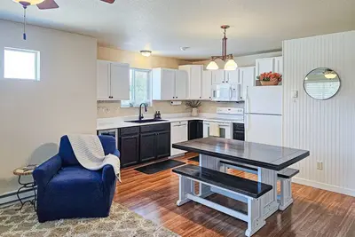 Image de Cozy mountain retreat w\/ fireplace, coffee bar, private deck & free Wi-Fi
