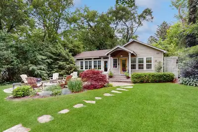 Image de Adorable Downtown Cottage with Firepit, Fireplace, & Yard - Walk Everywhere
