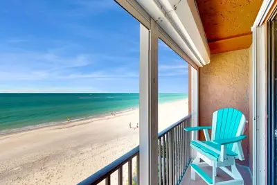 Image de 3rd-floor oceanfront corner condo with on-site pool & ocean views