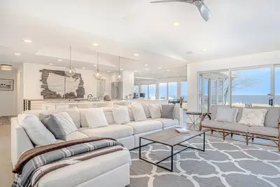 Image de Luxury Lakefront Home w\/ Private Hot Tub, Large Yard, Association Beach & WiFi