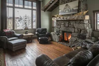 Image de Spend Summer in Big Sky! Sprawling Rustic-Lux Home on Golf Course, Steps to Town Center