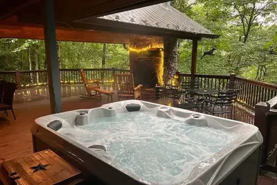 Image de A fabulous 6 person hot tub located outside on the deck!
