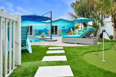 Image de Salty C Cottage  Spectacular canal front home with pool and hot tub!