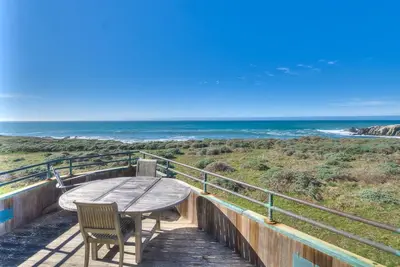 Image de Tastefully appointed ocean front home with dramatic ocean views