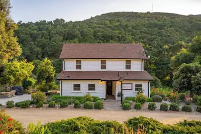 Image de 8 Mile House-Experience California Tranquility at this Historical Ranch Home!