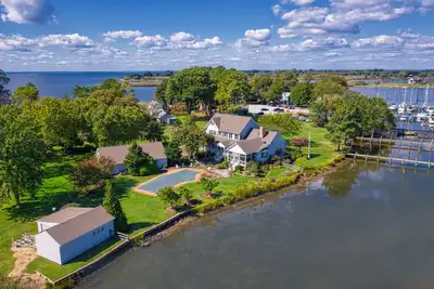 Image de Stunning Waterfront Home, long pier, pool, featured in Conde Nast Traveler