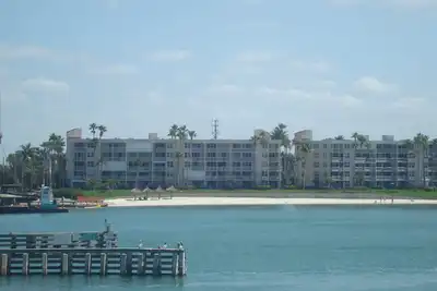 Image de Belle Waterfront Condo au rez de chaussée dans la communauté de golf.