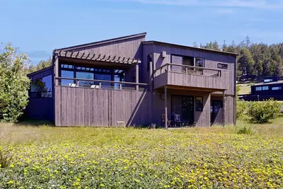 Image de Sunny home with Ocean Views, Private Hot Tub, High-Speed WiFi, Washer/Dryer