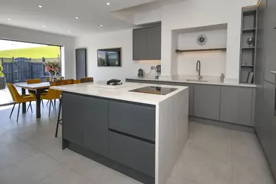 Image de Dexters Den - Stunning large 3 bedroom cottage with sea views